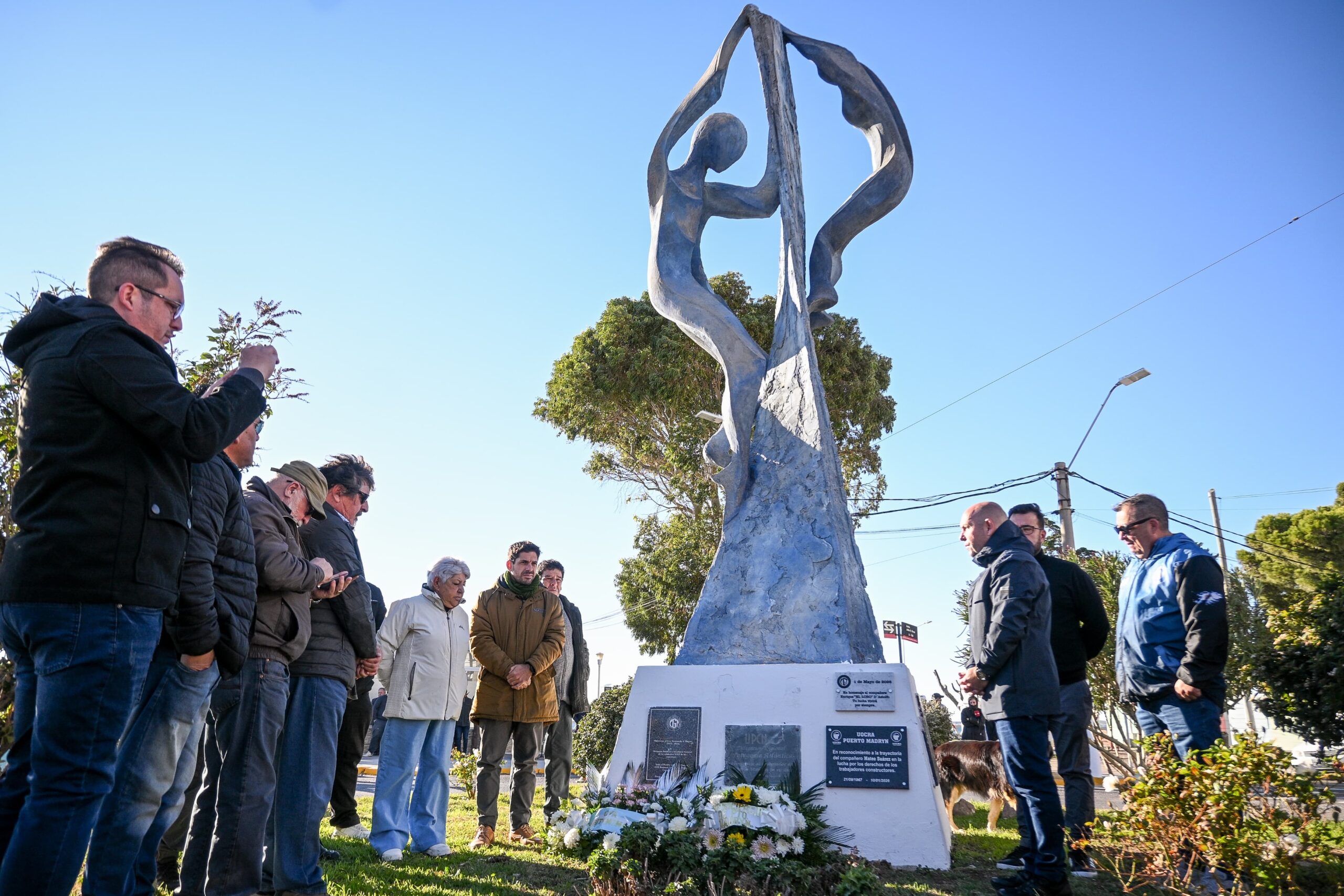 Asistentes y autoridades rinden homenaje a trabajadores en monumento durante acto oficial