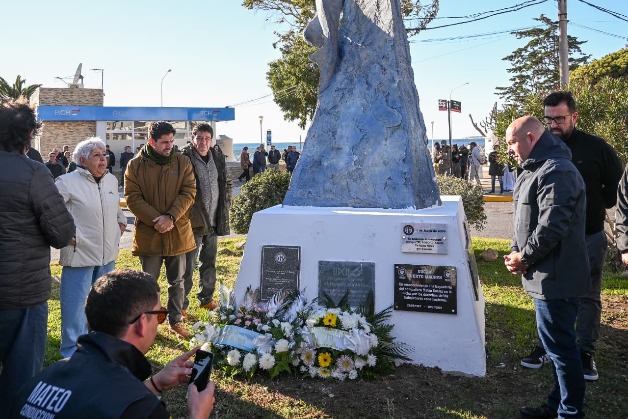 Acto conmemorativo del Día del Trabajador con autoridades, vecinos y ofrendas florales en Puerto Madryn