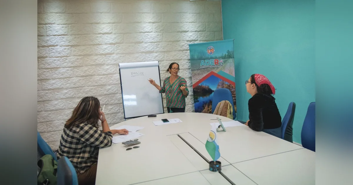 Rawson: ADER abre inscripciones para curso gratuito de gestión de emprendimientos Instructora de ADER dictando el curso de gestión de emprendimientos a dos alumnas en una oficina de Rawson.