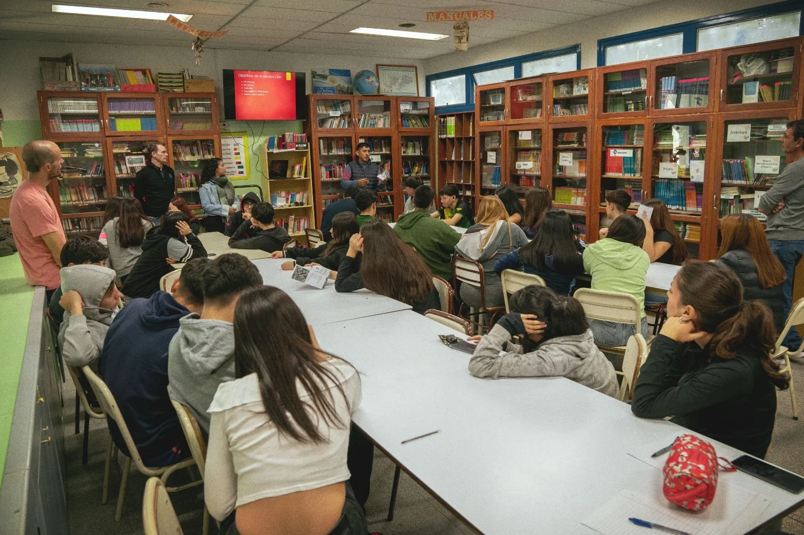 Charla de la ADER en la biblioteca de la Escuela N° 729 con estudiantes de 4° y 5° año y el Ing. Lucas Cabrera.