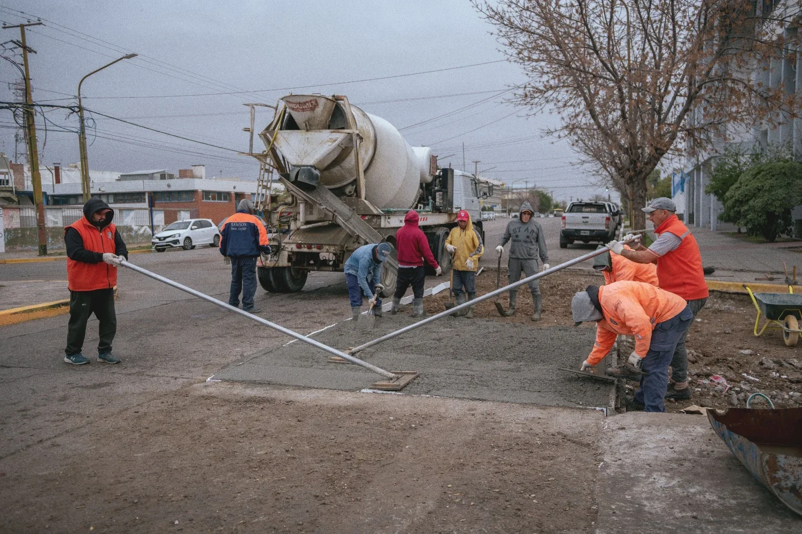 Trabajadores municipales realizan el hormigonado de la calle en la intersección de 25 de Mayo y Belgrano, en Rawson.