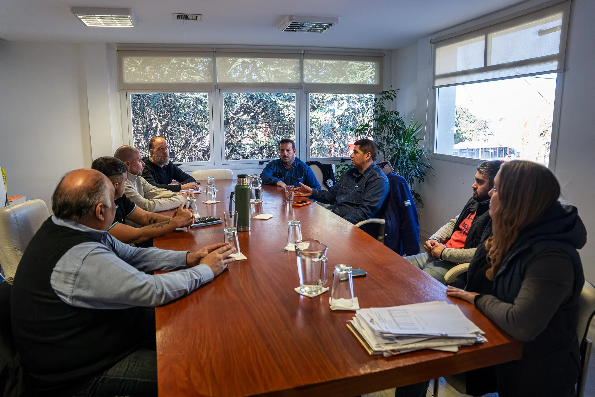 Reunión de trabajo entre técnicos de la Cooperativa de Rawson y personal del Hospital Santa Teresita en una oficina.