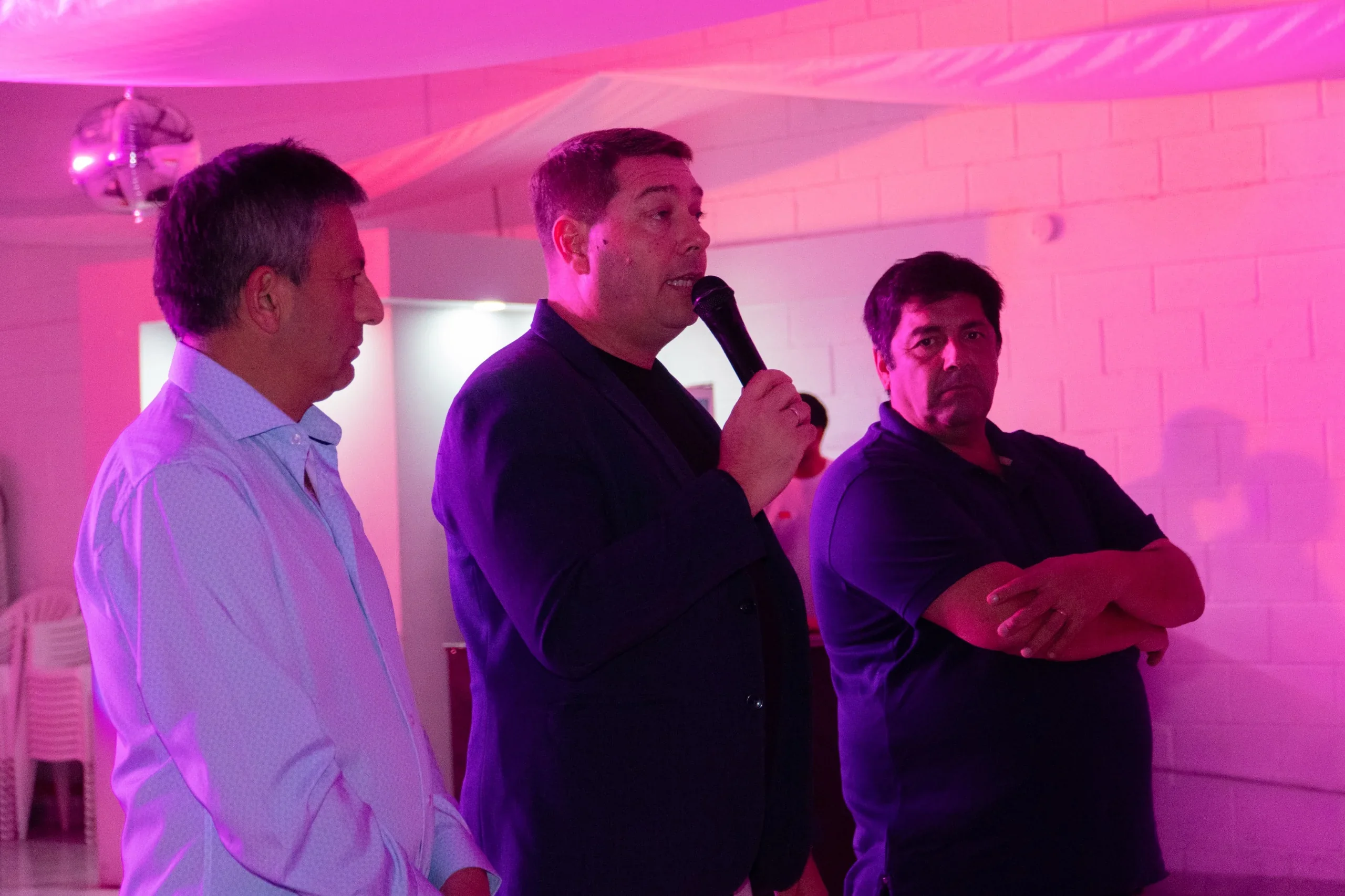El intendente Damián Biss habla por micrófono junto a autoridades en el 55° aniversario de Bigornia Club en Rawson.