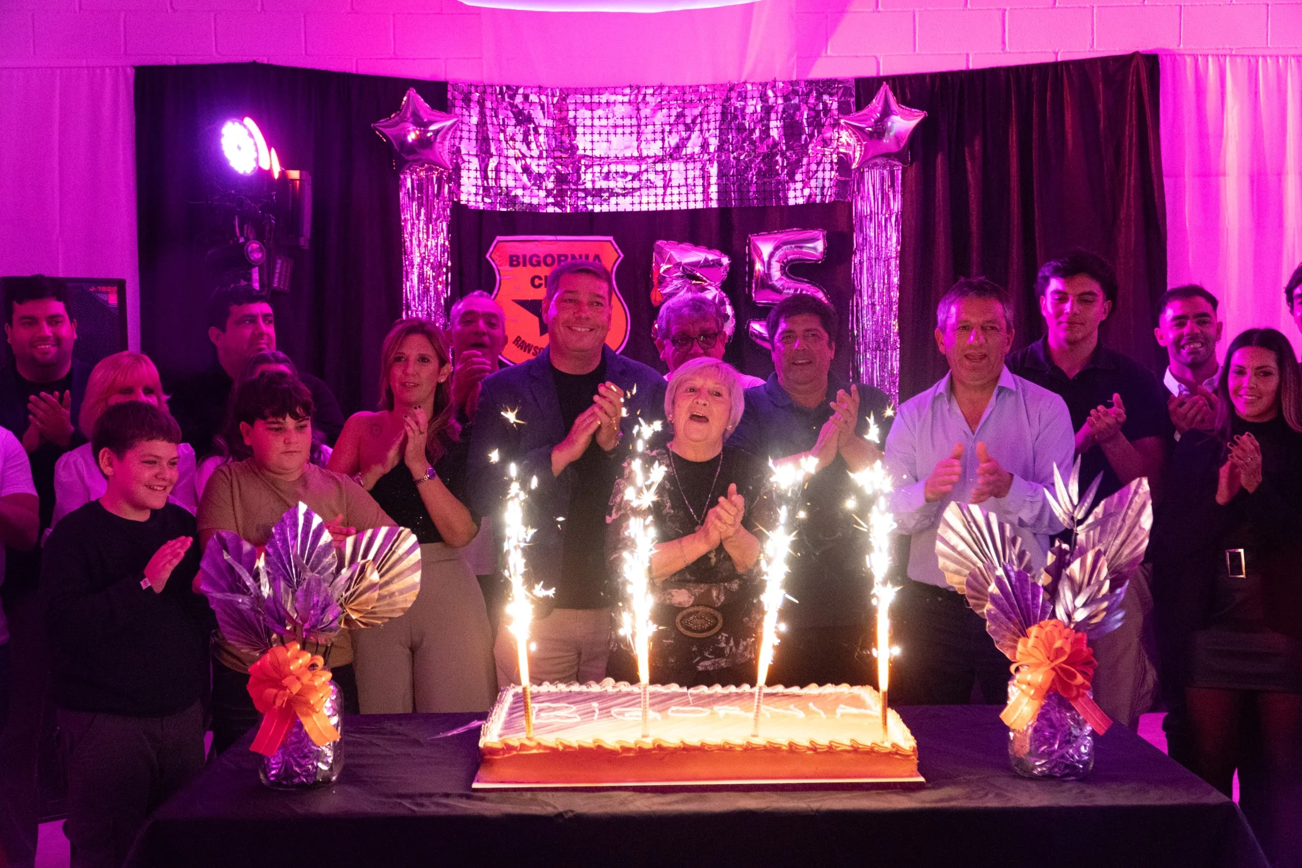 Damián Biss y autoridades del Bigornia Club celebran el 55° aniversario junto a una torta con bengalas encendidas.