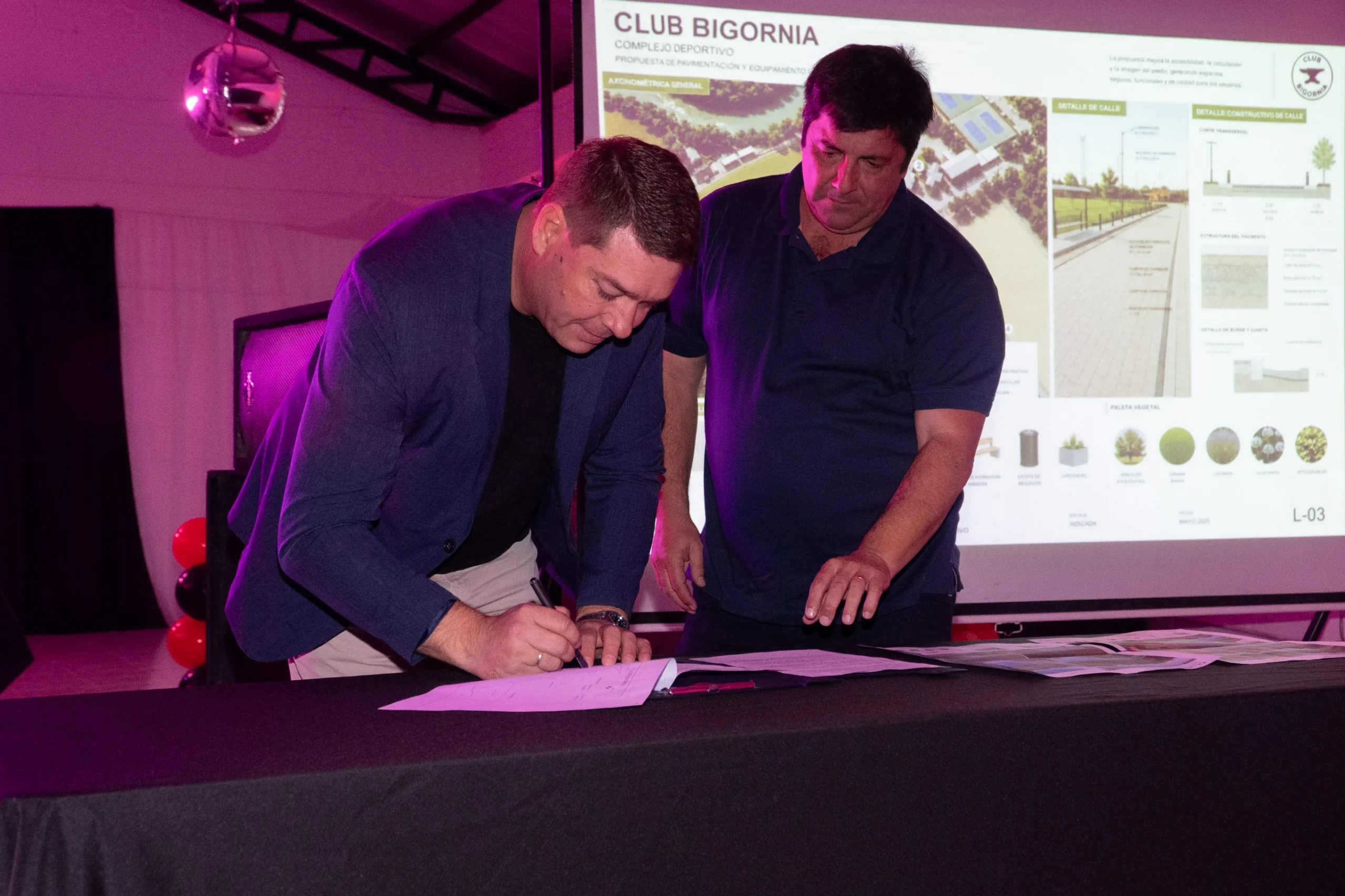 El intendente Damián Biss firma un convenio de infraestructura junto a Carlos Liñeyro en el aniversario de Bigornia Club.
