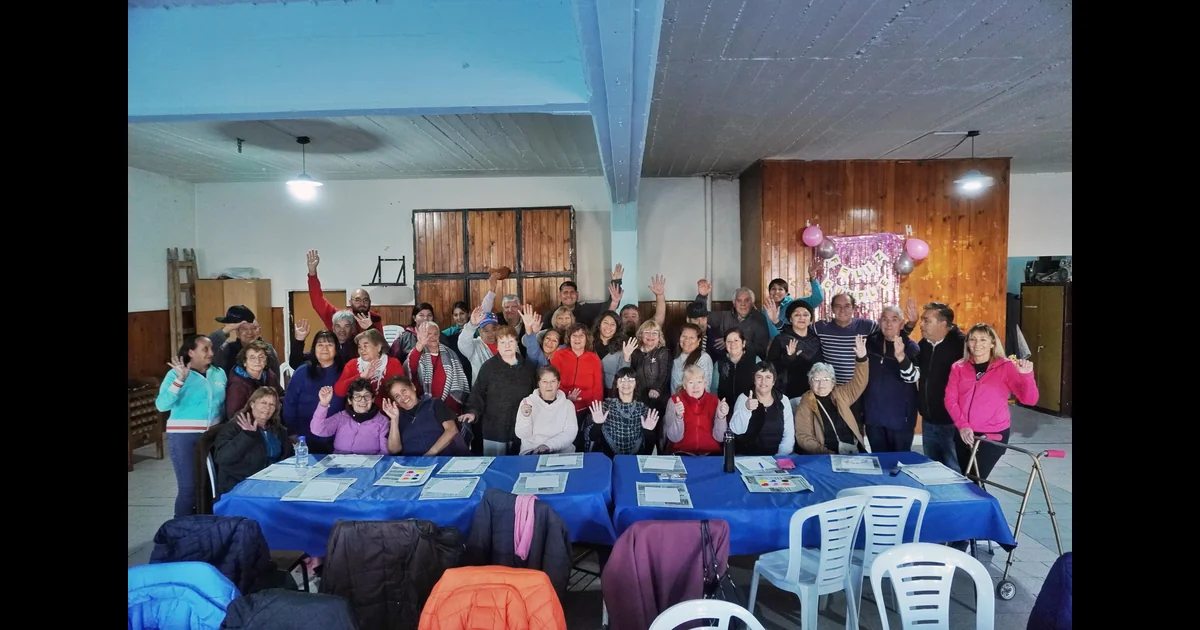 Rawson: Colonia de personas mayores visitó el Centro Comunitario del Área 12 Grupo de personas mayores saludando en el Centro Comunitario del Área 12 de Rawson durante una jornada recreativa.