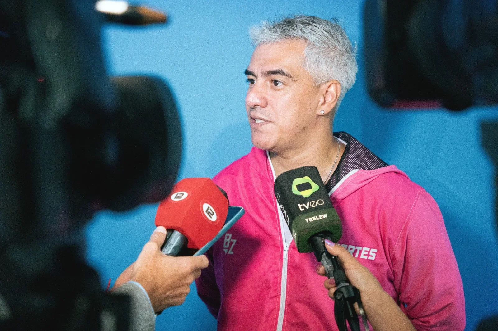 Andrés Maidana, director de Deportes de Rawson, brindando una entrevista a medios de comunicación locales.