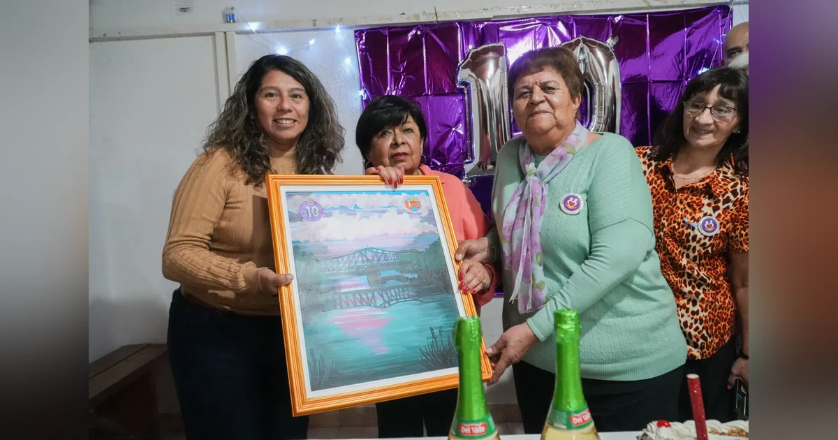 Rawson: Consejo de Adultos Mayores celebró su 10° aniversario Cuatro mujeres posan sosteniendo un cuadro en el 10° aniversario del Consejo Local de Adultos Mayores de Rawson.