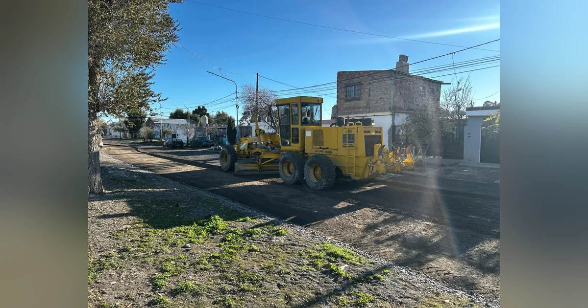 Rawson: continúan trabajos de repaso de calles en barrio Río Chubut Motoniveladora municipal realizando trabajos de repaso de una calle de tierra en el barrio Río Chubut, Rawson.