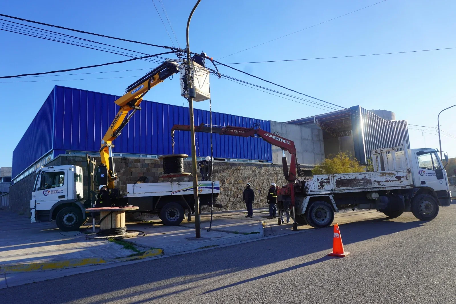 Operarios de la Cooperativa de Rawson realizan trabajos eléctricos con camiones grúa en Chacra 8.