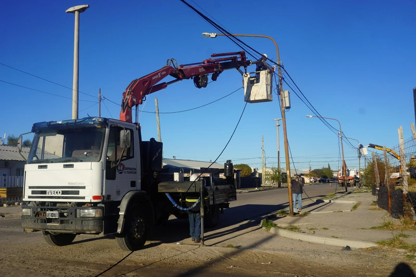 Camión con brazo hidráulico de la Cooperativa de Rawson realizando trabajos eléctricos en postes de Chacra 8.