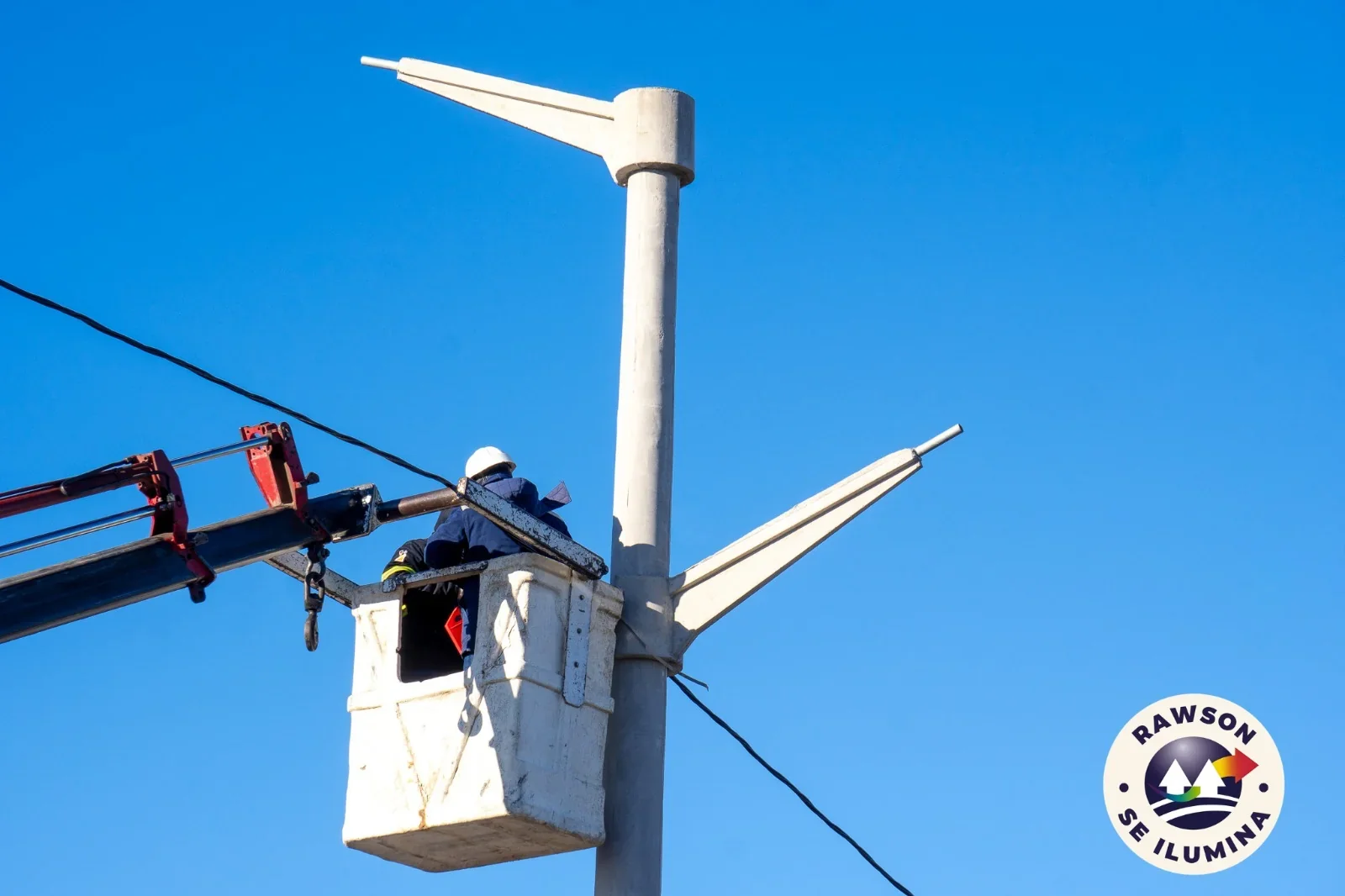 Trabajador de la Cooperativa en una cesta elevadora instalando el tendido eléctrico en la avenida Marcelino González.