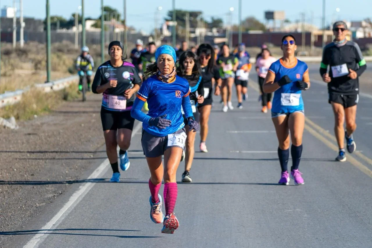 Atletas participando en la primera edición de la Corrida de los Clubes en las calles de Rawson.