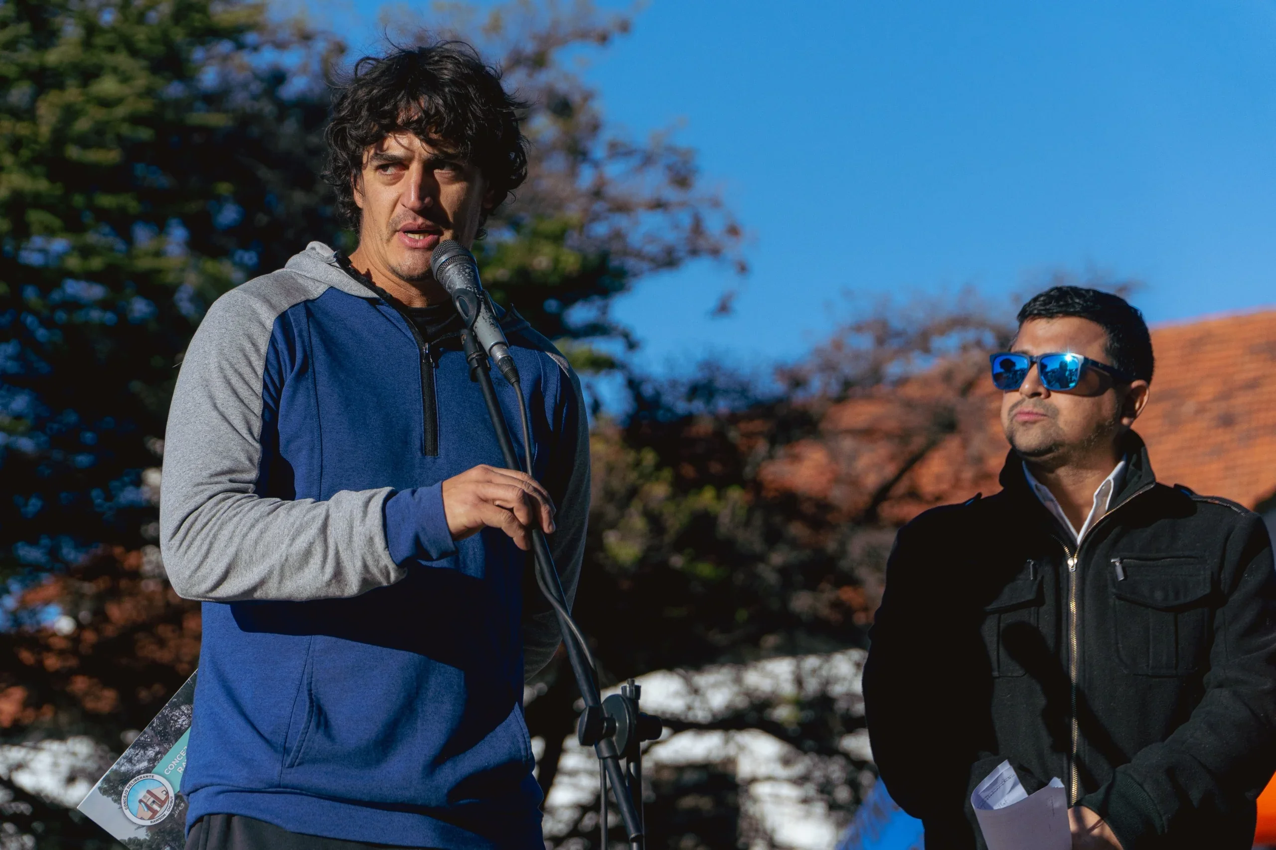 El profesor Matías Canario hablando por micrófono durante la primera edición de la Corrida de los Clubes en Rawson.
