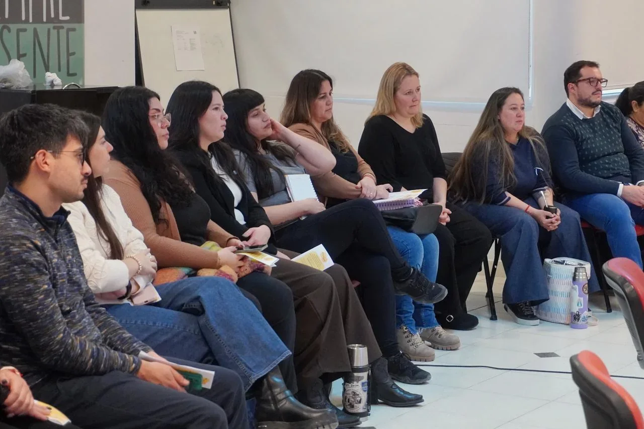 Equipos técnicos de Rawson y localidades vecinas en un encuentro sobre prevención del suicidio y salud mental.