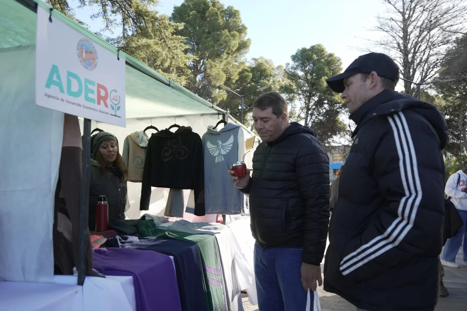 El intendente Damián Biss recorre un stand de textiles durante la 4° Expo Capital en la Plaza Guillermo Rawson.