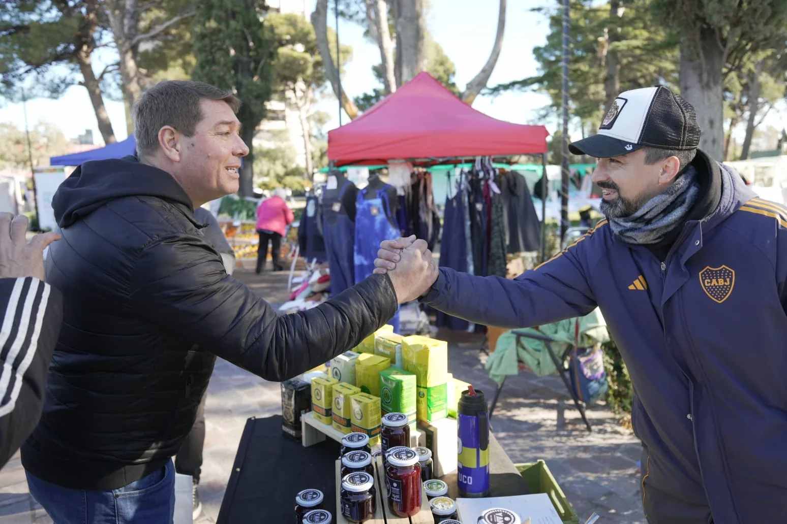 El intendente Damián Biss saluda con un apretón de manos a un productor en la 4° Expo Capital en Rawson.