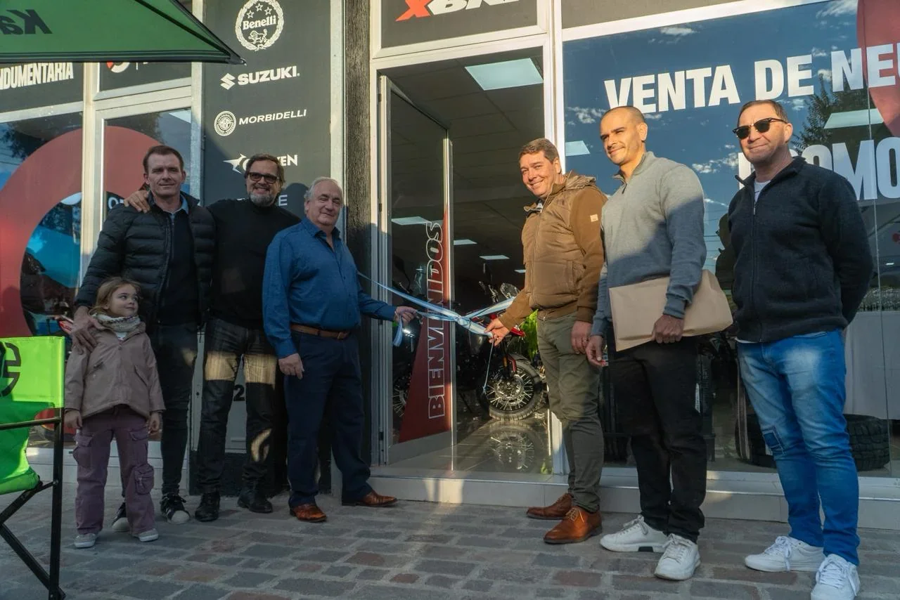 Intendente Damián Biss y autoridades inauguran la sucursal de Grupo Mall Don Bosco en Rawson cortando una cinta.