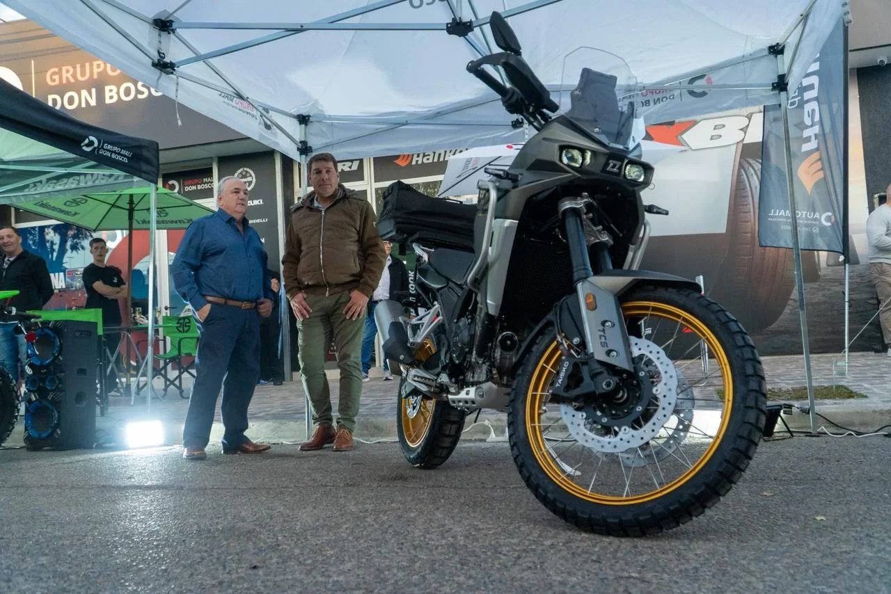 El intendente Damián Biss y Franco Finiguerra junto a una motocicleta en la inauguración del Grupo Mall Don Bosco.