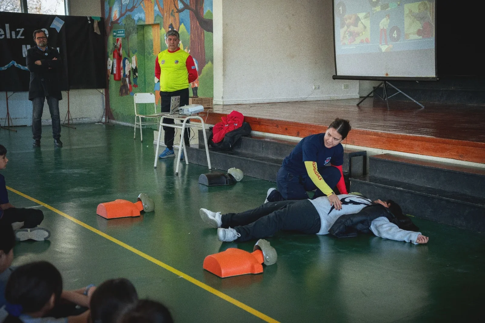 Guardavidas capacitan a estudiantes de la Escuela N° 167 de Rawson en RCP utilizando maniquíes de entrenamiento.