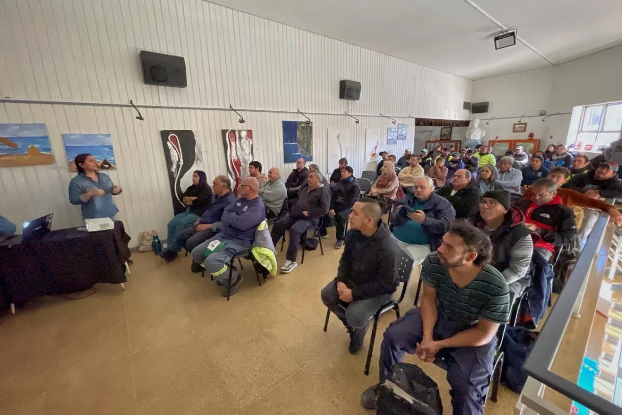 Ingeniera Andrea Garrido dicta el Taller de Poda de Arbolado Urbano ante vecinos y personal municipal en Rawson.