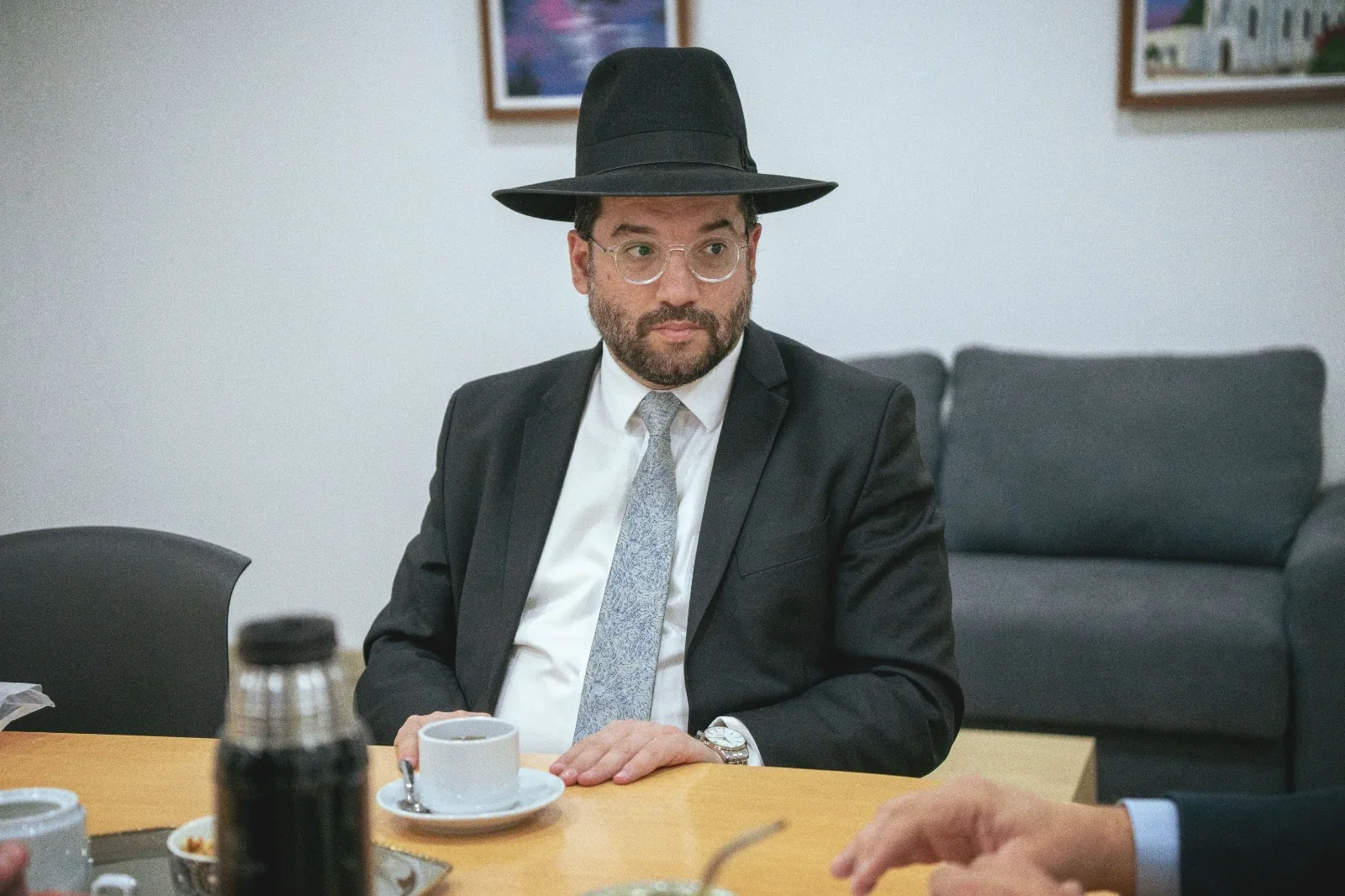 El Gran Rabino de la AMIA, Eliahu Hamra, sentado a una mesa durante su reunión institucional con el intendente Biss.