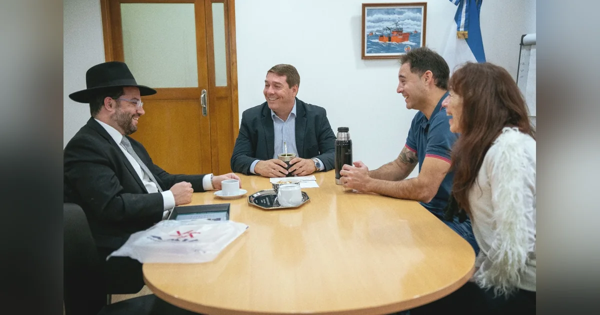 Rawson: Intendente Biss se reunió con el Gran Rabino de la AMIA El intendente Damián Biss y el Gran Rabino Eliahu Hamra conversan en una mesa con otros funcionarios de Rawson.