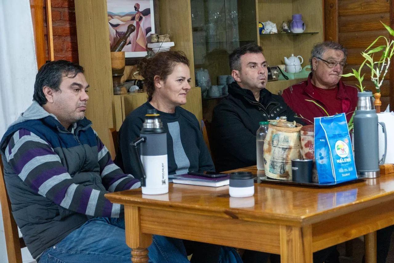 Integrantes de la Comisión Vecinal del Complejo Magagna sentados a una mesa durante la reunión con el Intendente Biss.