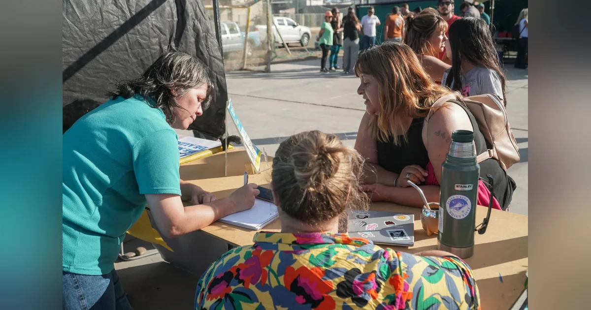 Rawson: La Muni en tu Barrio llega al barrio General Valle Personal municipal atiende a una vecina en un stand del programa La Muni en tu Barrio en Rawson.