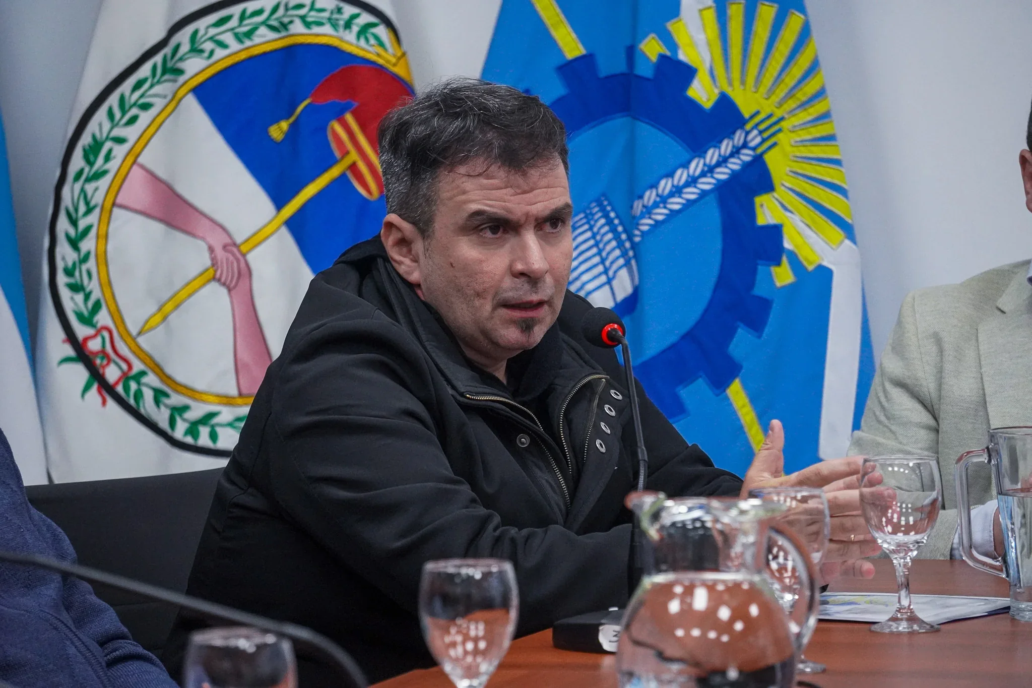 Juan Manuel Ibáñez, interventor de la Cooperativa de Servicios Públicos de Rawson, durante el acto en la Legislatura.