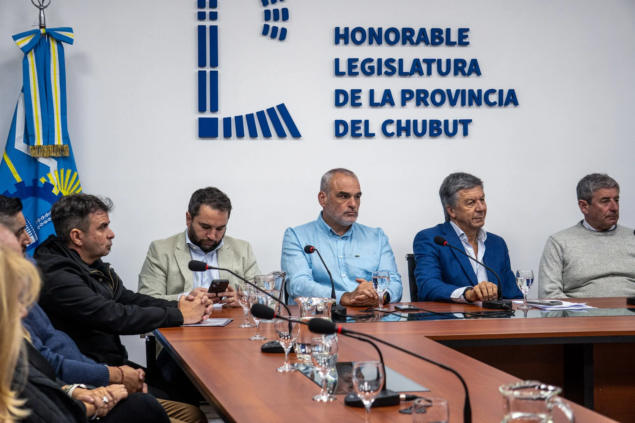 Funcionarios y autoridades en una mesa de prensa en la Honorable Legislatura de la Provincia del Chubut.