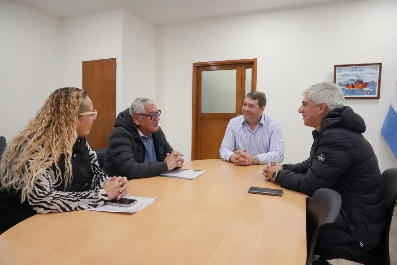 Reunión en el despacho del intendente Damián Biss con Carlos Proboste y directivos del Club Defensores de la Ribera.