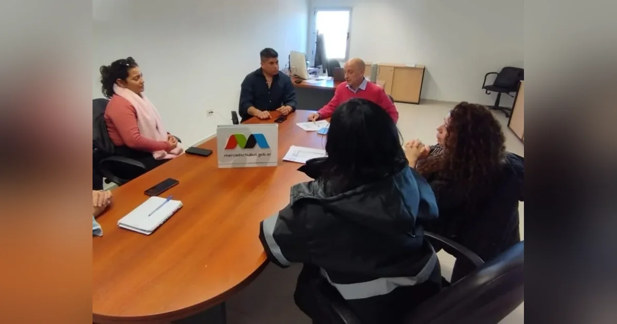 Rawson: Municipio y Mercado Concentrador refuerzan control bromatológico Reunión de trabajo entre autoridades del Municipio de Rawson y el Mercado Concentrador Chubut en una oficina.