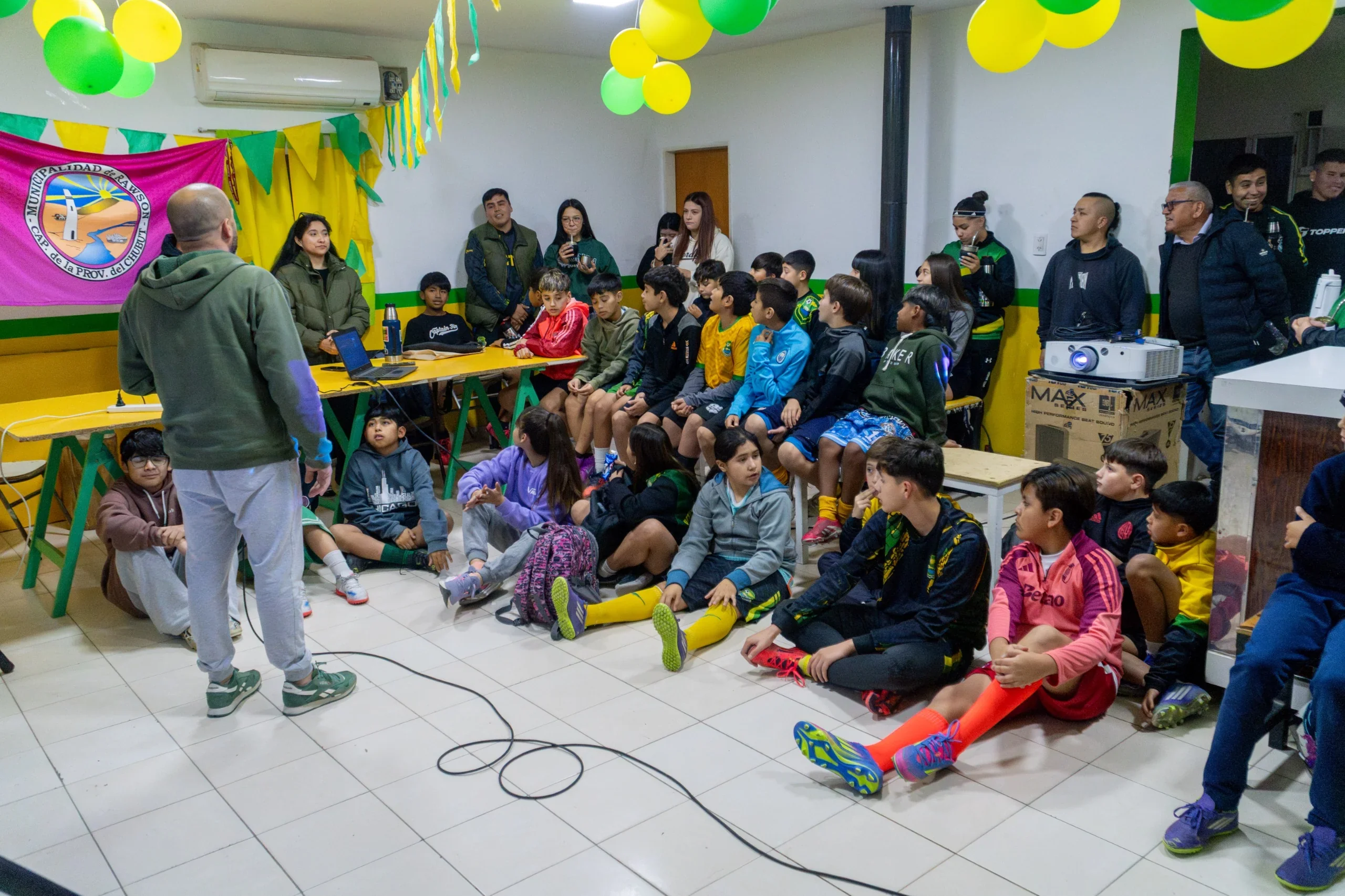 Psicólogo Matías Valente dicta el Taller de Psicología en el Deporte a jóvenes y adultos en el Club Defensores de la Ribera.
