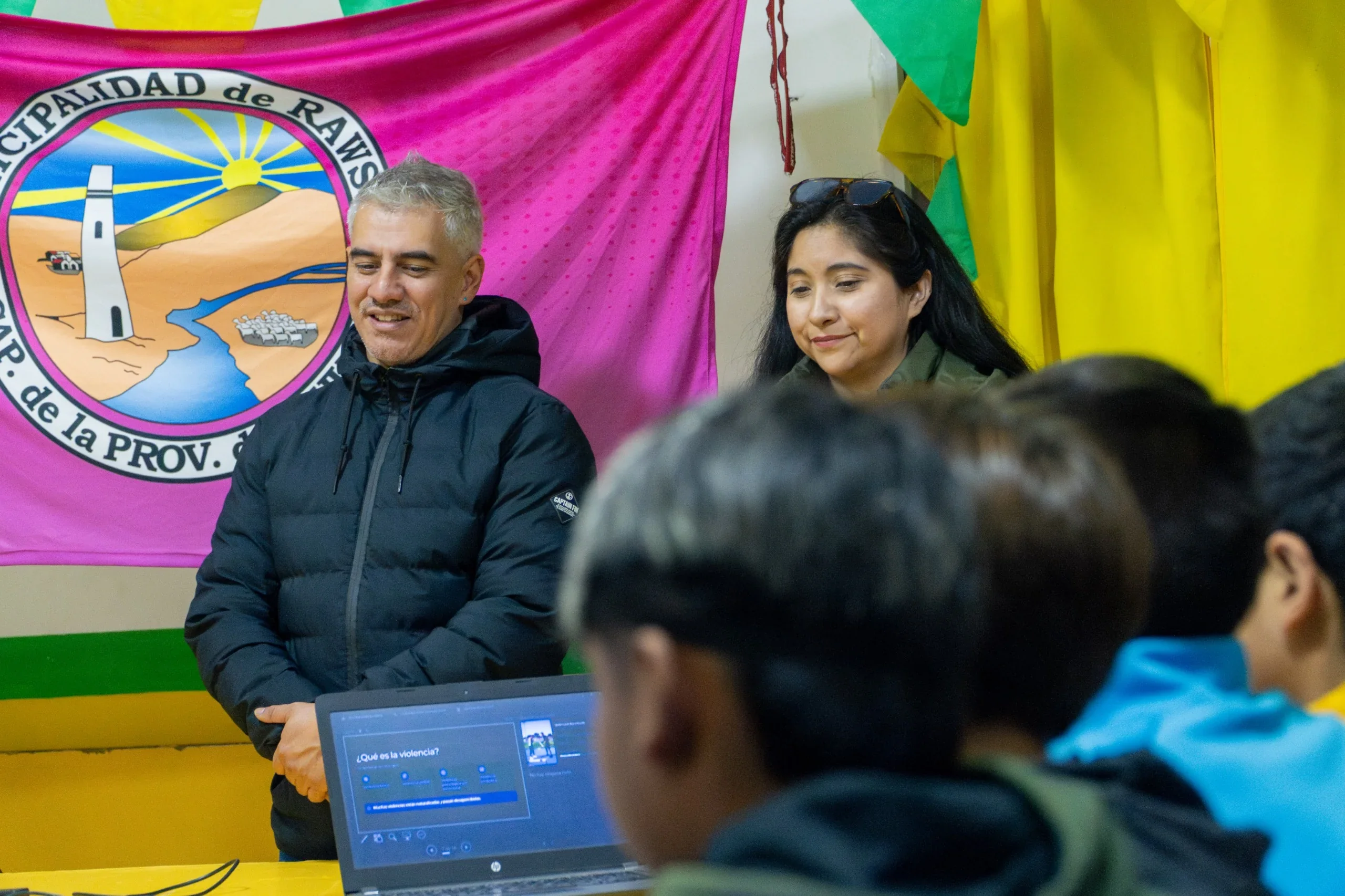 El psicólogo Matías Valente y una colaboradora dictan el taller de psicología deportiva en el Club Defensores de la Ribera.