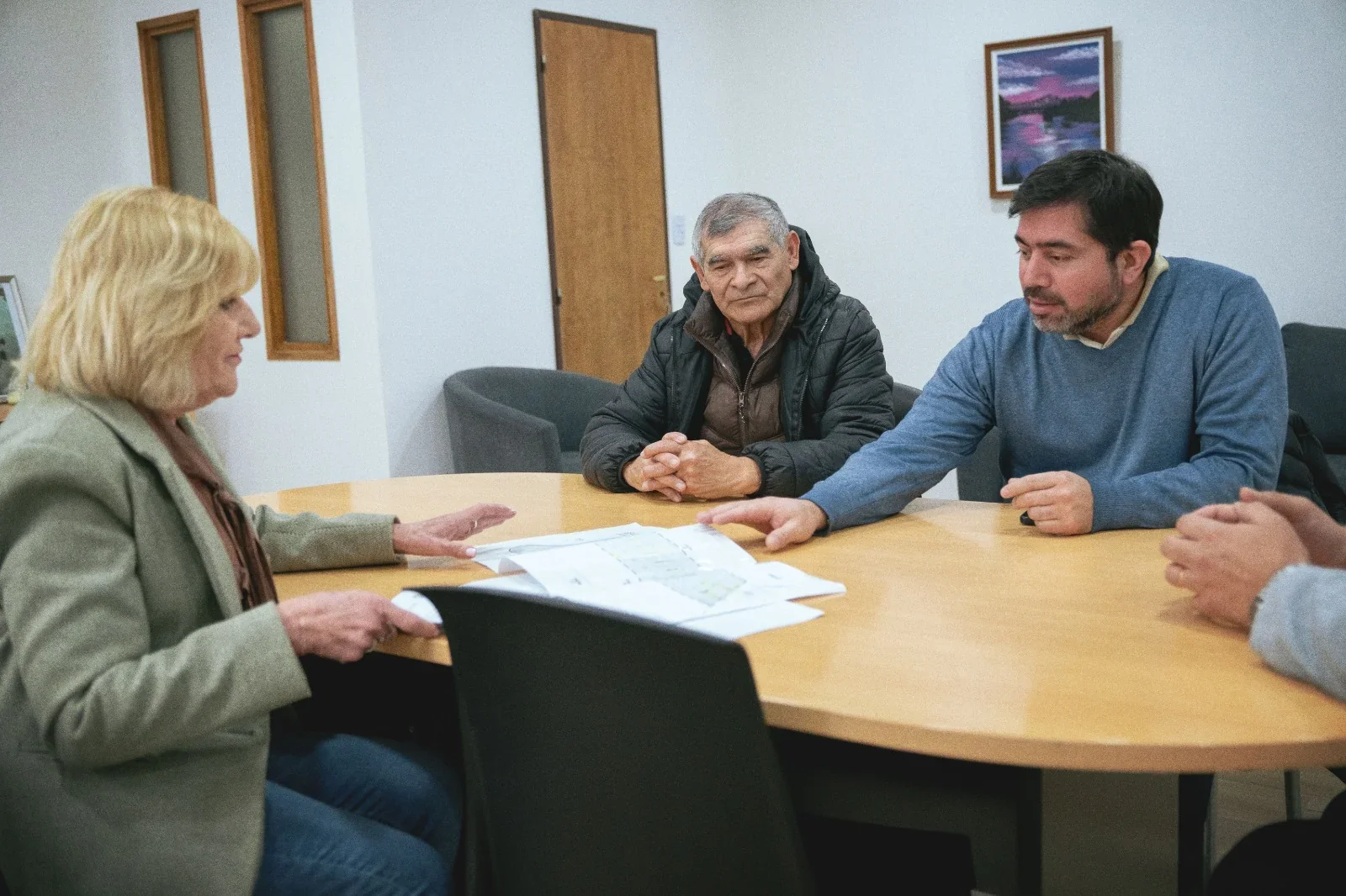Reunión entre el intendente Damián Biss, la concejal Norma Medina y vecinos para coordinar la nomenclatura del Área 26.