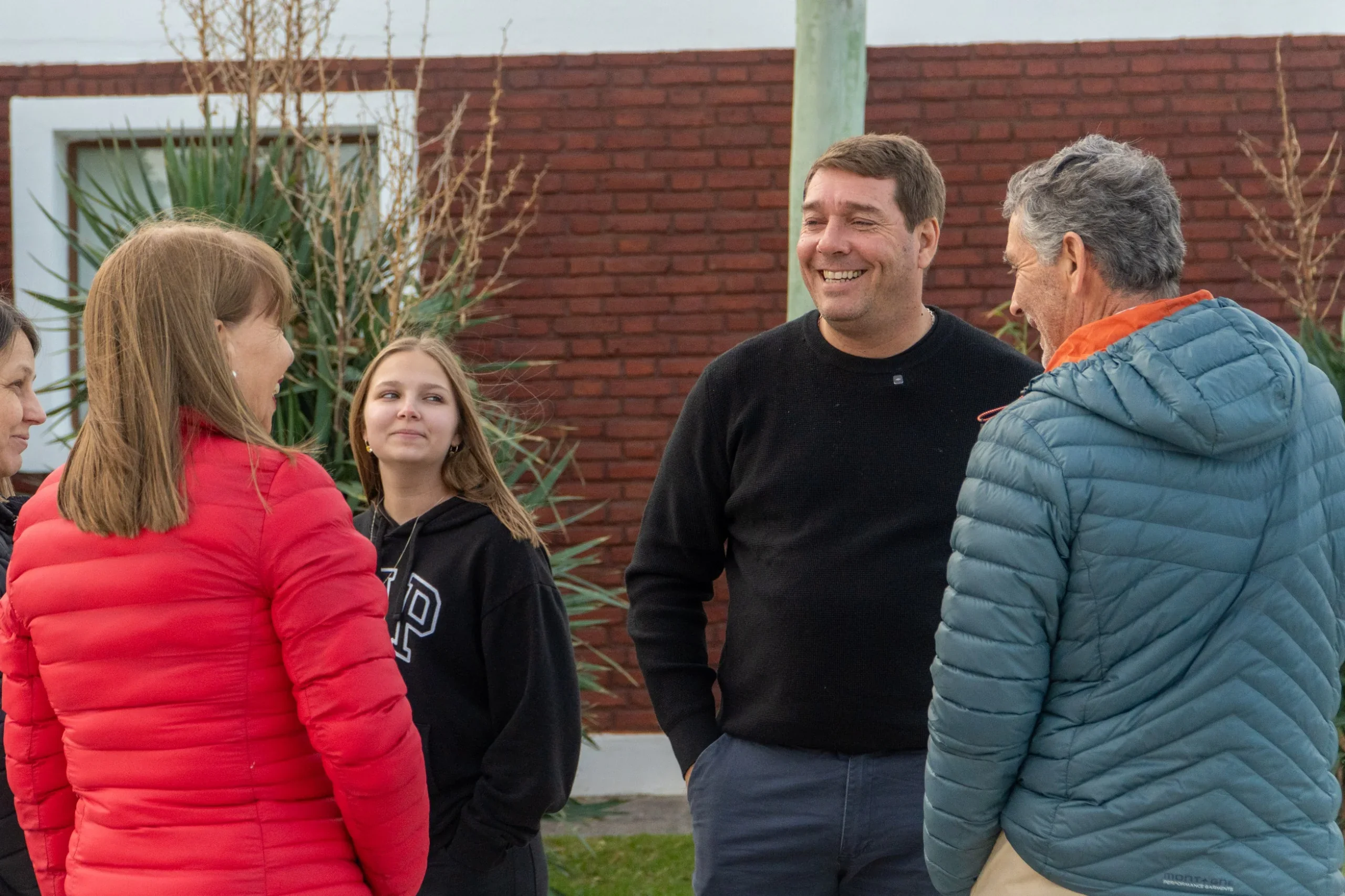 El intendente Damián Biss conversa con vecinos y funcionarios tras habilitar la pavimentación de la calle Canónigo Vivaldi.