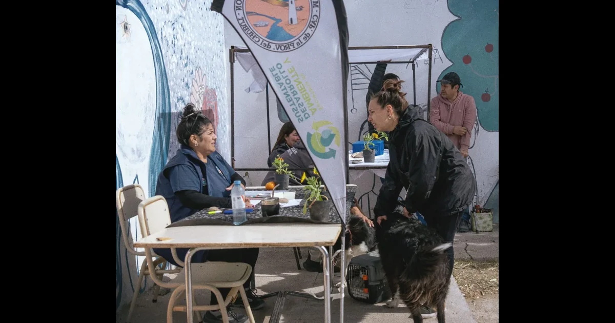 Rawson: programa Ambiente va a tu barrio llega al Área 16 Personal municipal atiende a una vecina con su perro en el operativo Ambiente va a tu barrio en el Área 16 de Rawson.