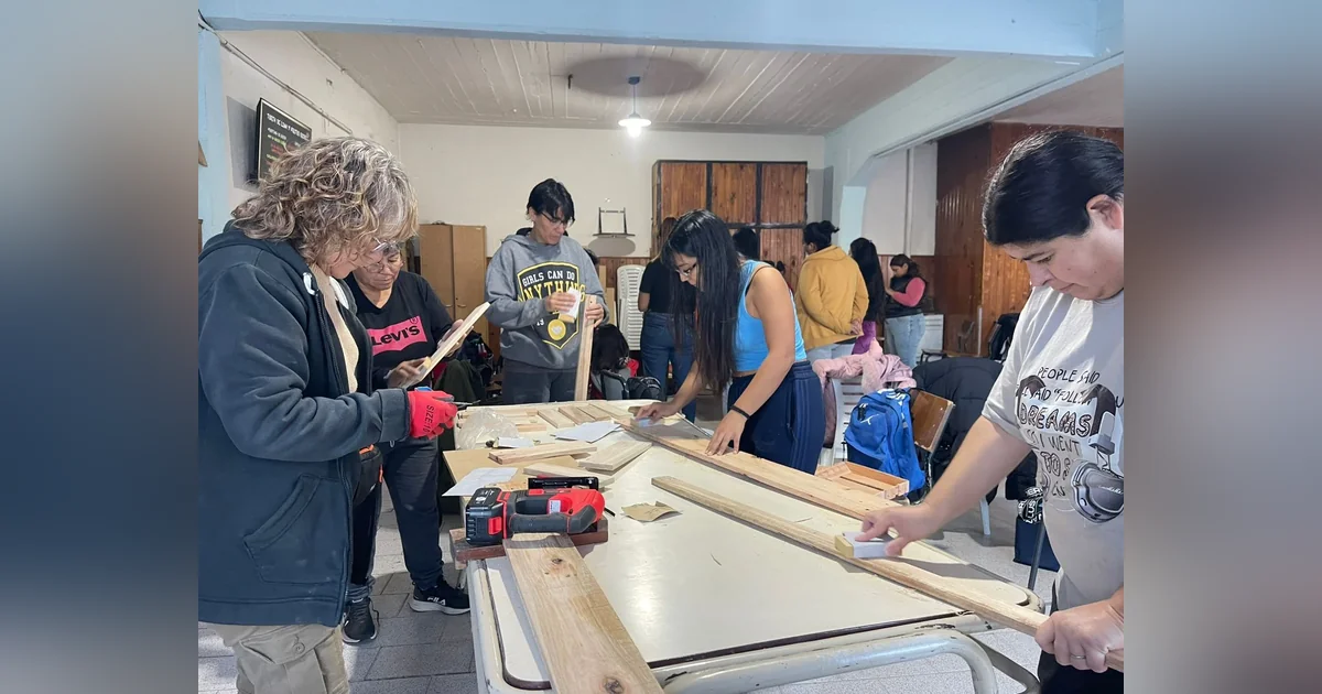 Rawson: Programa Yo Puedo suma participantes en talleres de carpintería Mujeres participan en un taller práctico de carpintería del programa Yo Puedo en Rawson, manipulando maderas y herramientas.