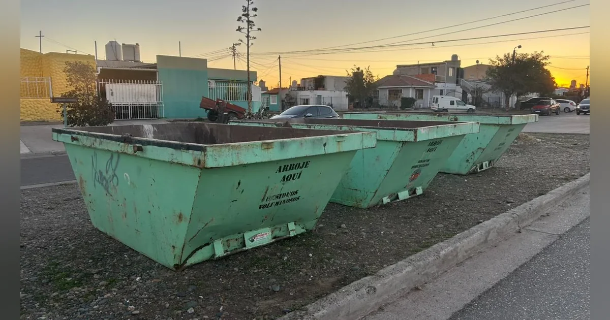 Rawson: Reubican volquetes en barrio Área 16 por programa Eco Capital Tres volquetes verdes del programa Eco Capital ubicados en una calle del barrio Área 16 en Rawson.