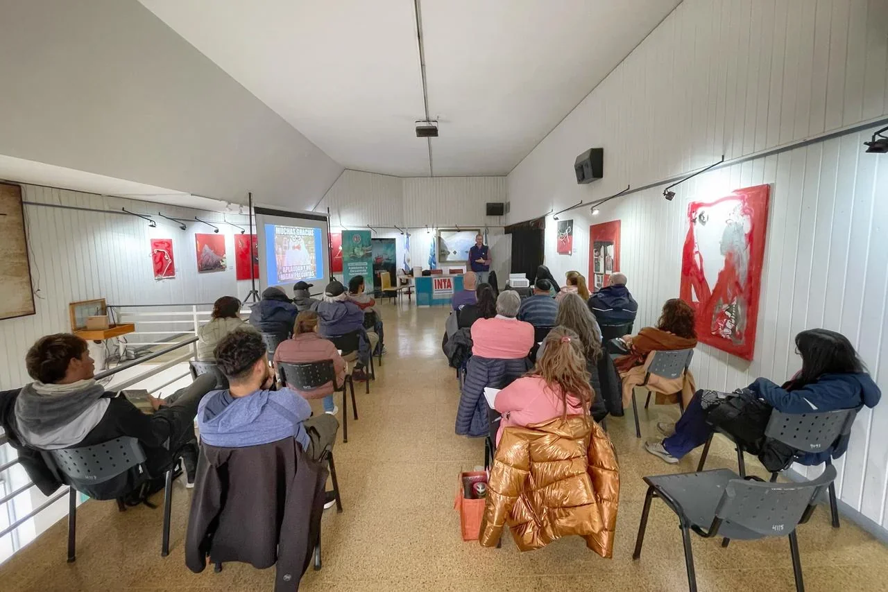 Vecinos asisten a un taller de compost dictado por el <a href=