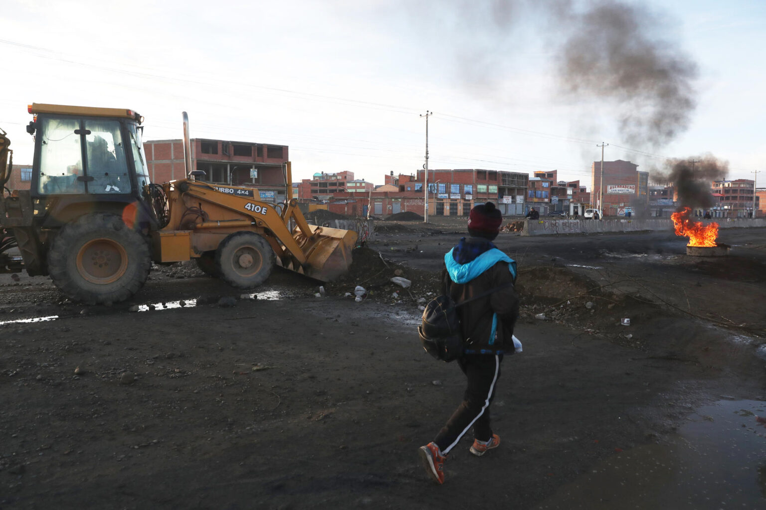 Operativo de desbloqueo en Bolivia derivó en enfrentamientos, vandalismo y reinstalación