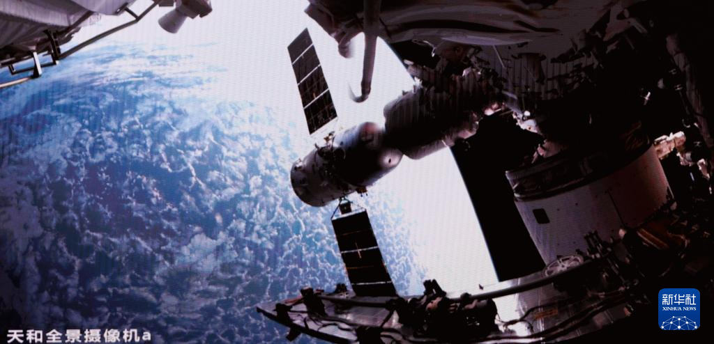 Imagen en tiempo real del acoplamiento de la Shenzhou-23 con la estación Tiangong, capturada en el Centro de Control de Vuelo de Beijing