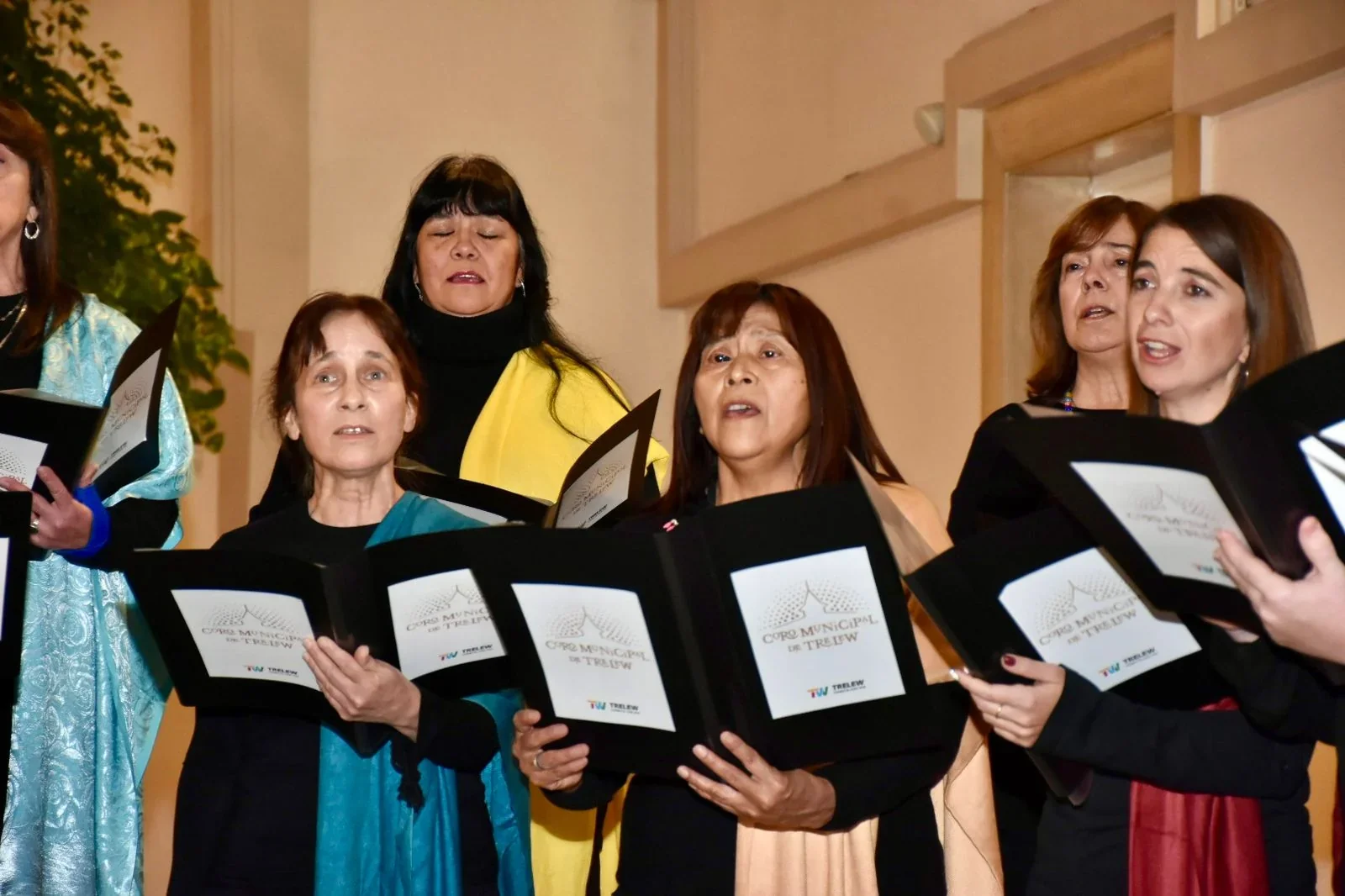 Integrantes del Coro Municipal de Trelew cantando con carpetas en mano durante la Noche de los Museos.