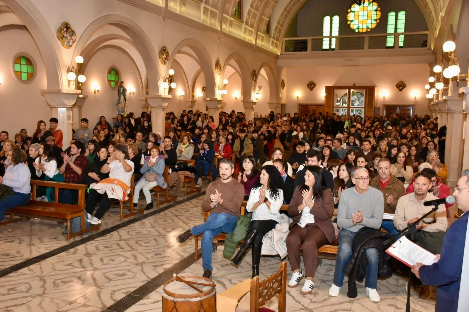 Multitud de personas sentadas en la Catedral María Auxiliadora durante la apertura de La Noche de los Museos en Trelew.