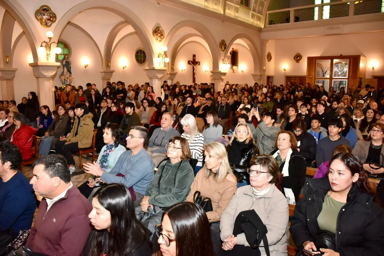 Multitud de personas sentadas en el interior de la Catedral María Auxiliadora durante la Noche de los Museos en Trelew.