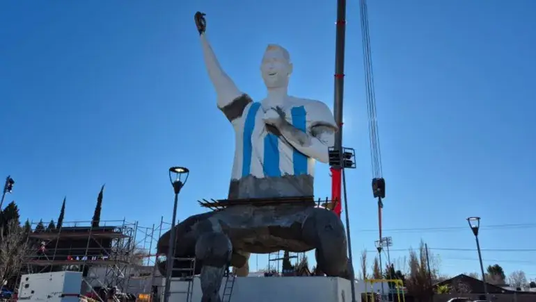 En la Patagonia se inaugura hoy el monumento a Lionel Messi más alto del mundo