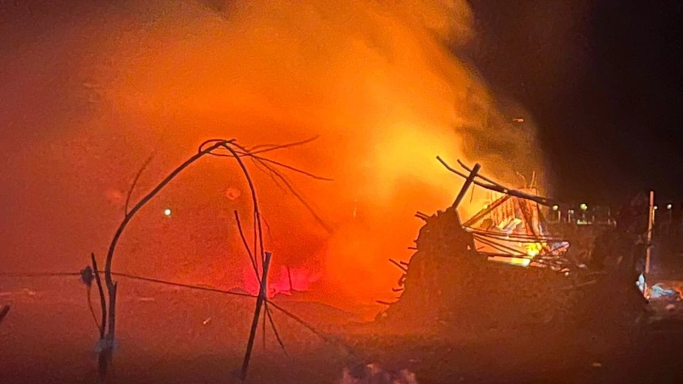 Violencia familiar en Trelew: baleó la casa de un hermano e incendió la de otro