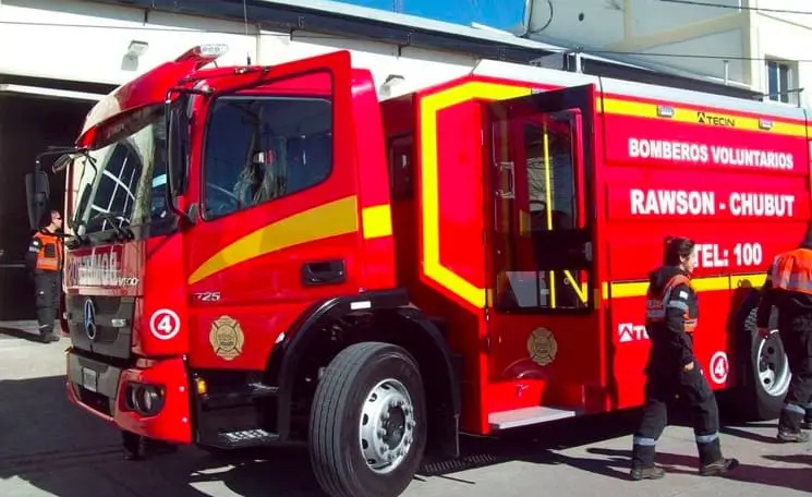 Rawson: dos incendios simultáneos ponen en alerta a los bomberos