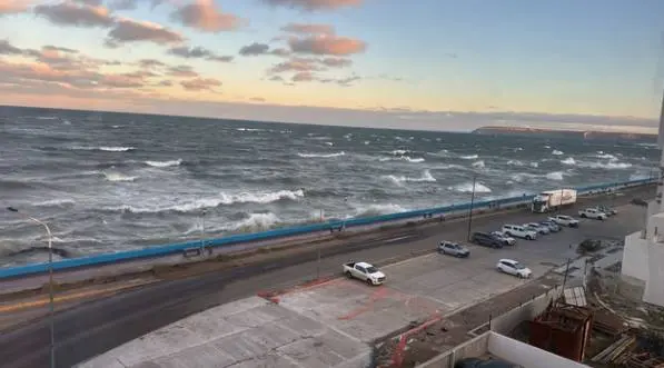 Una fuerte marejada inundó la Avenida Ducos en Comodoro Rivadavia